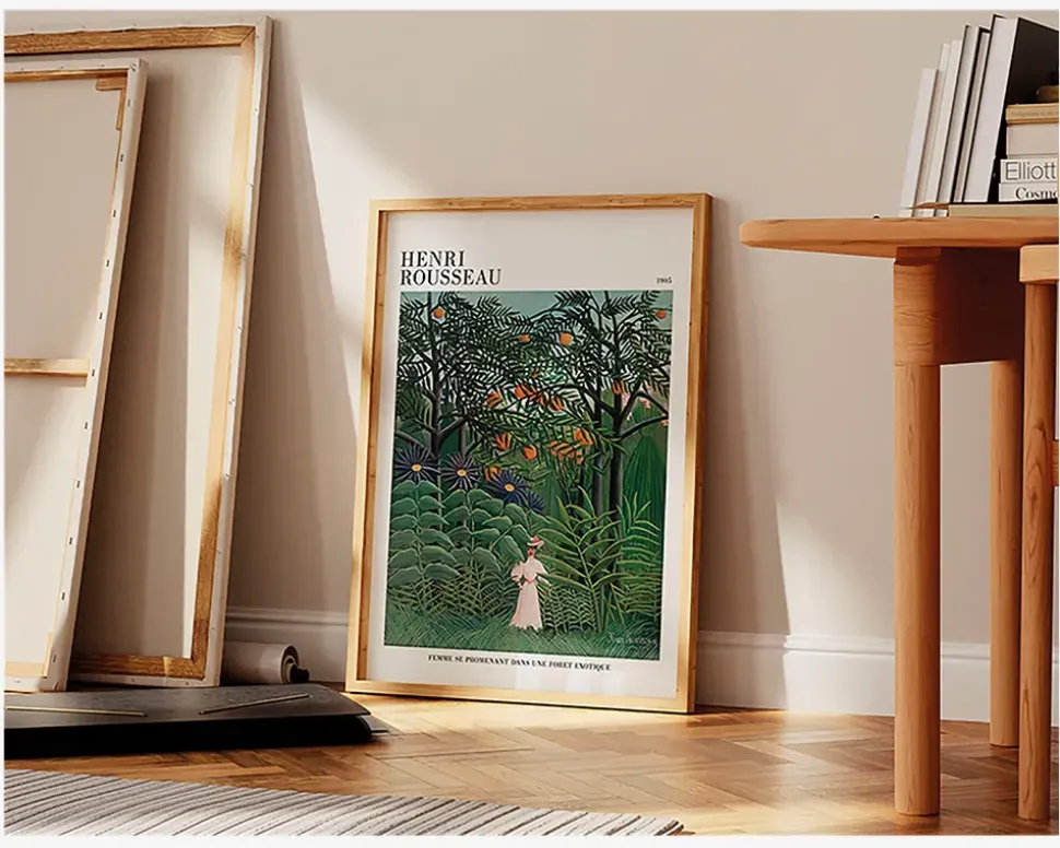 Plakat Femme Se Promenant Dans Une Foret Exotique